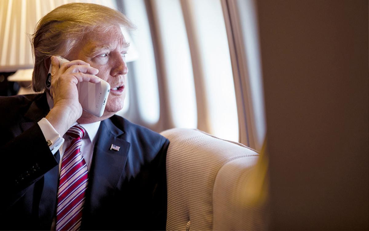 Ông Donald Trump đang dùng tới 2 chiếc iPhone, phớt lờ các lời khuyên bảo mật 'bất tiện' Ảnh 1