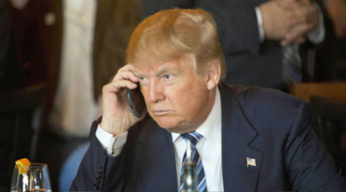 Ông Donald Trump đang dùng tới 2 chiếc iPhone, phớt lờ các lời khuyên bảo mật 'bất tiện' Ảnh 2