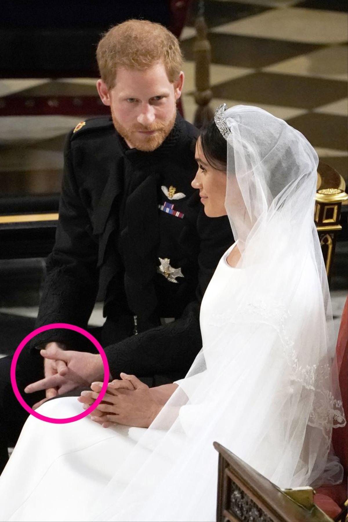 Khác biệt về cử chỉ của Harry - Meghan và William - Kate trong ngày cưới nói lên điều gì? Ảnh 4