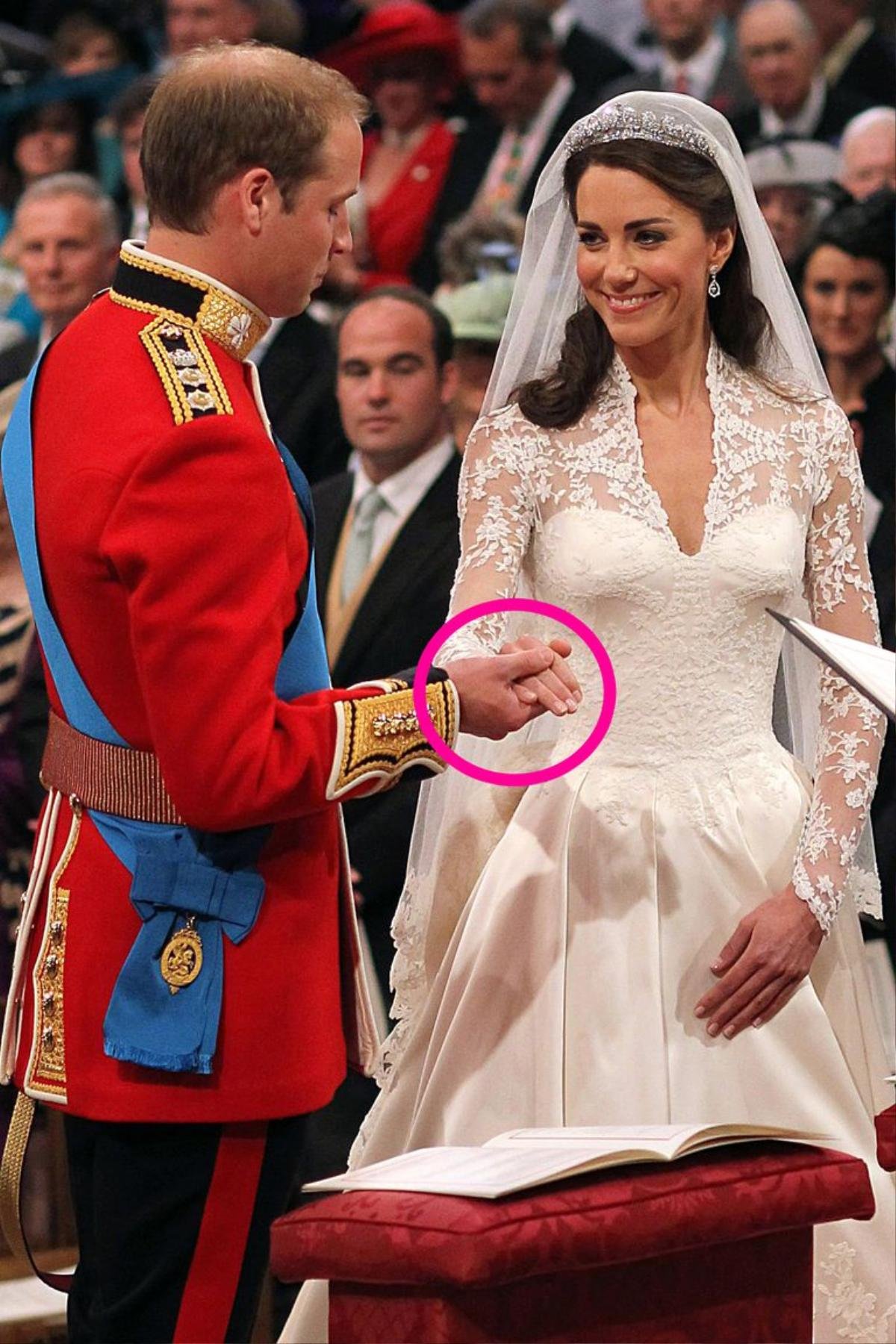 Khác biệt về cử chỉ của Harry - Meghan và William - Kate trong ngày cưới nói lên điều gì? Ảnh 6