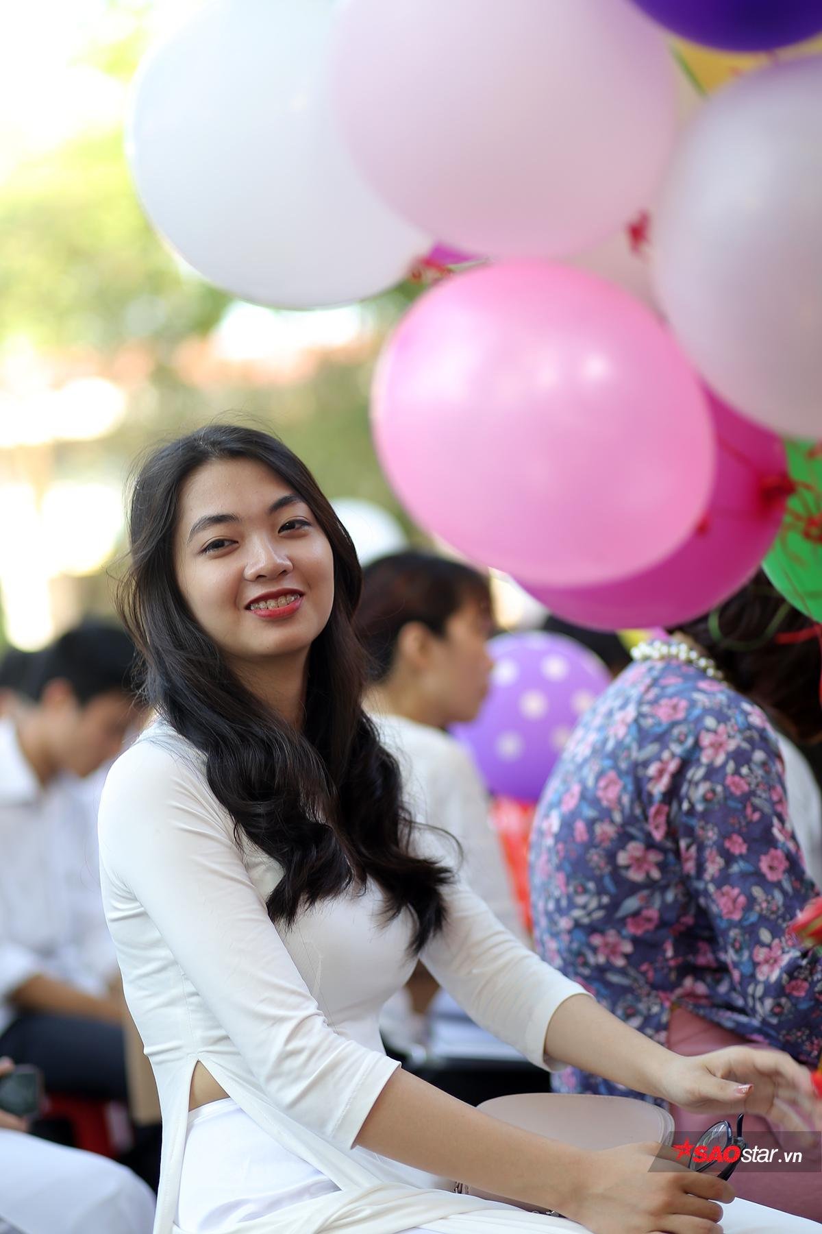 'Đặc sản' trong lễ bế giảng của teen Chu Văn An: 'Cả một trời' gái xinh khiến dân mạng xao xuyến Ảnh 7