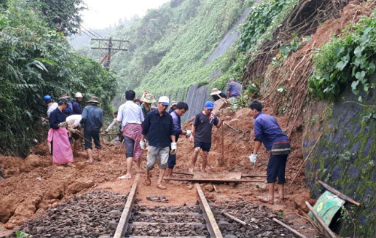 Khối trượt lớn trên sườn đèo Hải Vân đang dịch chuyển Ảnh 2