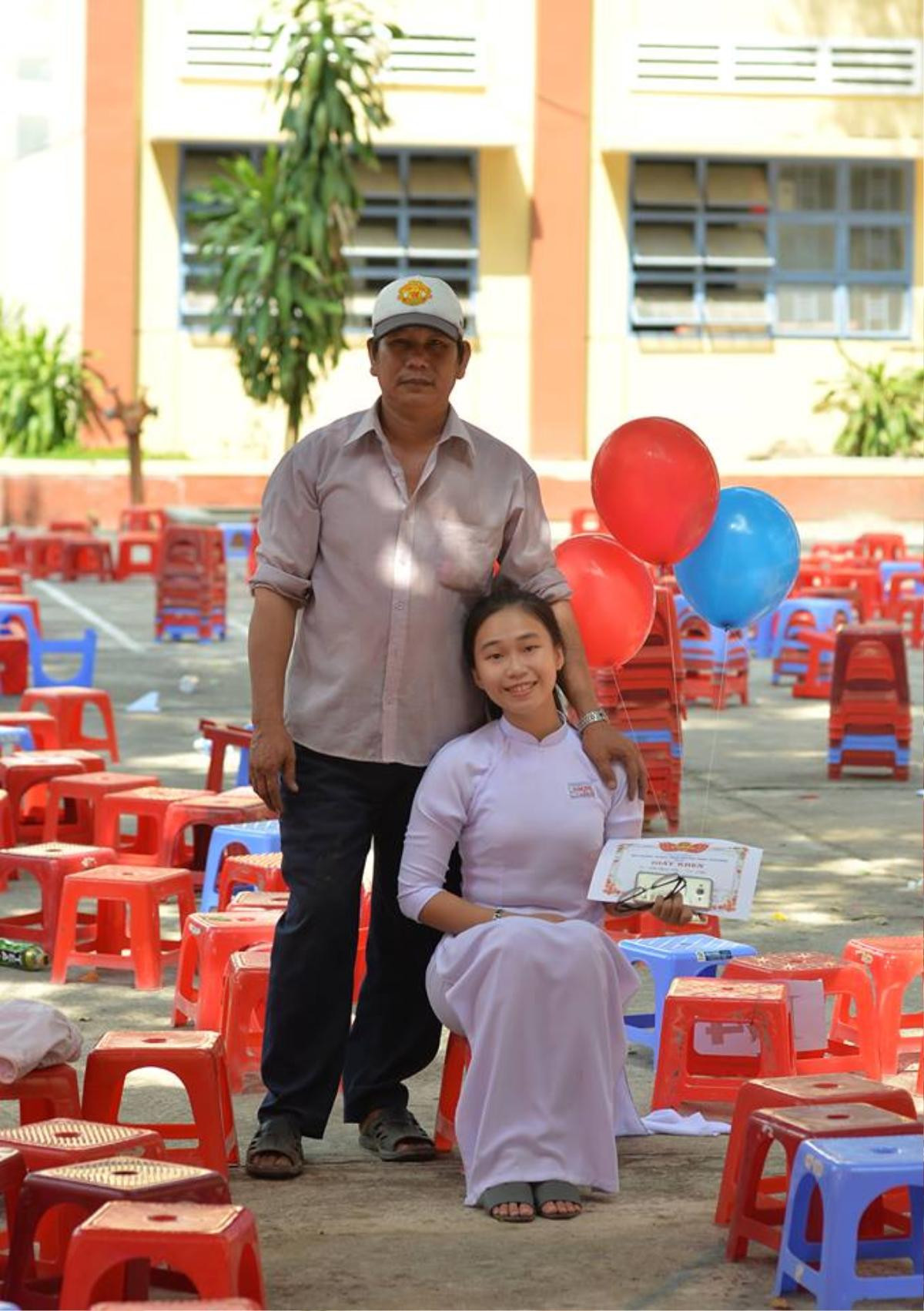 Xúc động hình ảnh ông bố đèo cả bình khí trên chiếc xe cũ kỹ tranh thủ đến trường dự lễ tổng kết năm học cùng con gái Ảnh 4