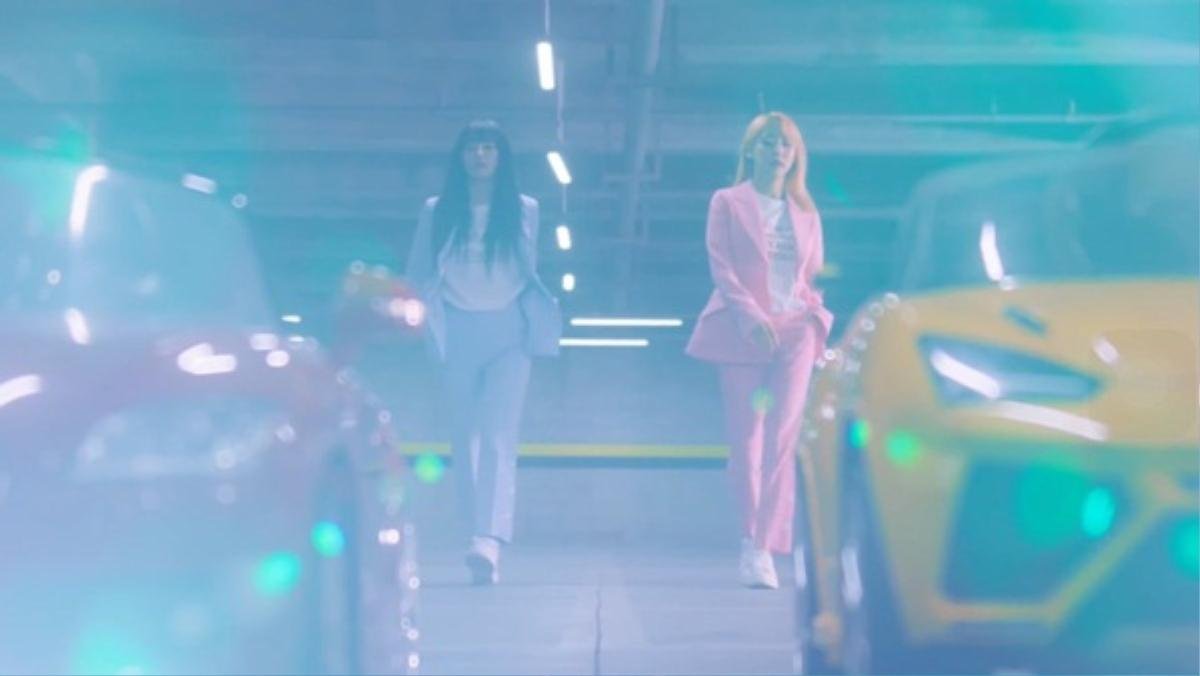 Bộ đôi girlcrush trong mơ Moonbyul (Mamamoo) và Seulgi (Red Velvet) cùng 'phá đảo' thế giới với MV mới Ảnh 10