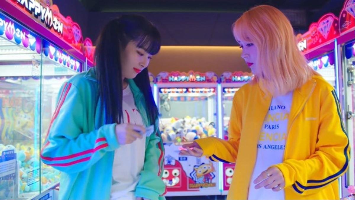 Bộ đôi girlcrush trong mơ Moonbyul (Mamamoo) và Seulgi (Red Velvet) cùng 'phá đảo' thế giới với MV mới Ảnh 7