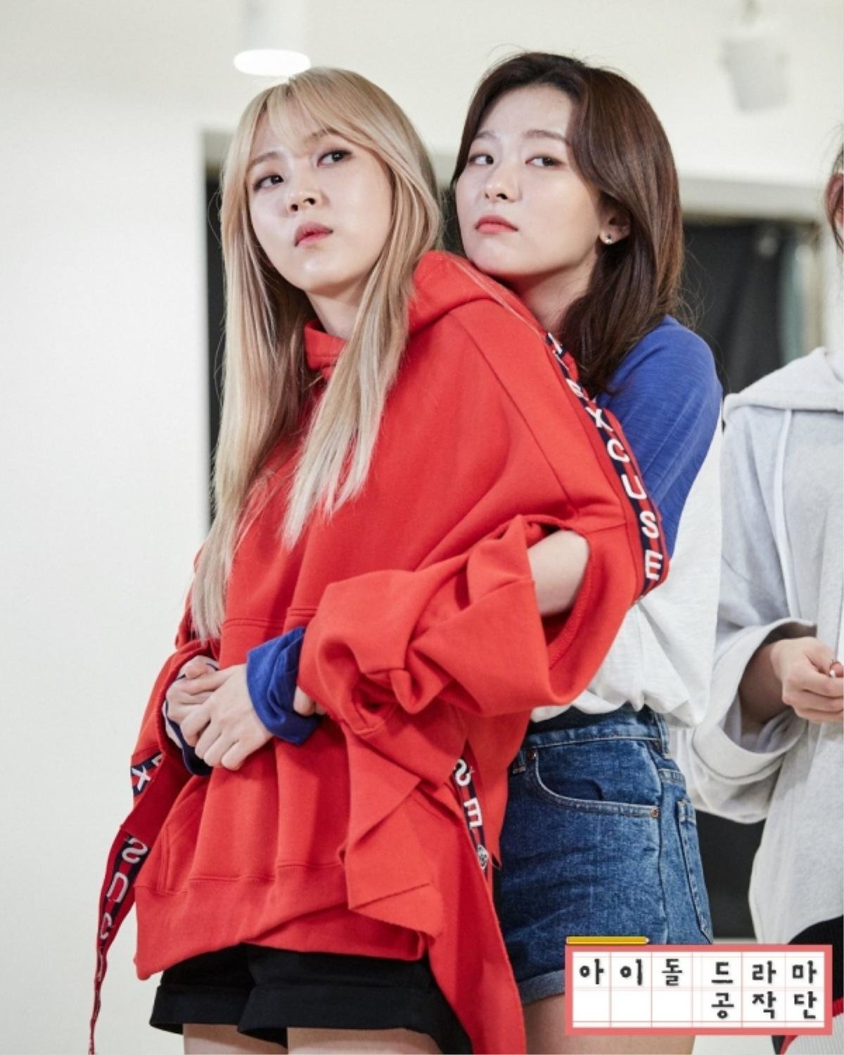 Bộ đôi girlcrush trong mơ Moonbyul (Mamamoo) và Seulgi (Red Velvet) cùng 'phá đảo' thế giới với MV mới Ảnh 12