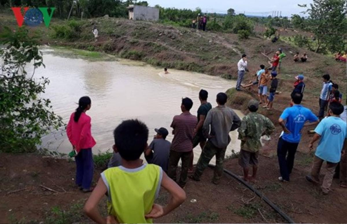 Rủ nhau đi tắm, 2 học sinh sảy chân rơi xuống hồ tưới cà phê chết đuối Ảnh 1