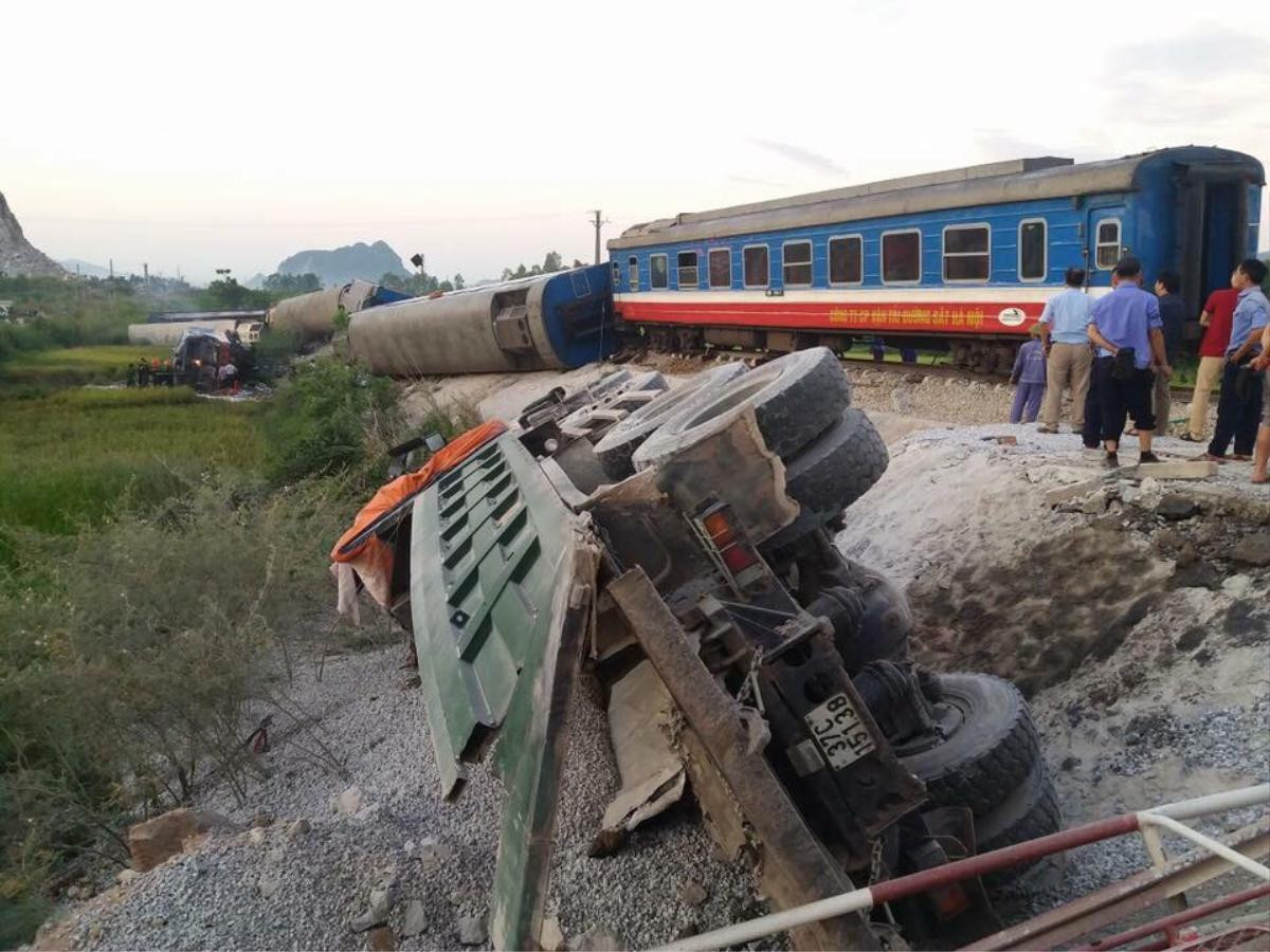 Tai nạn đường sắt kinh hoàng, 2 lái tàu tử vong mắc kẹt trong khoang lái, 10 người bị thương Ảnh 2