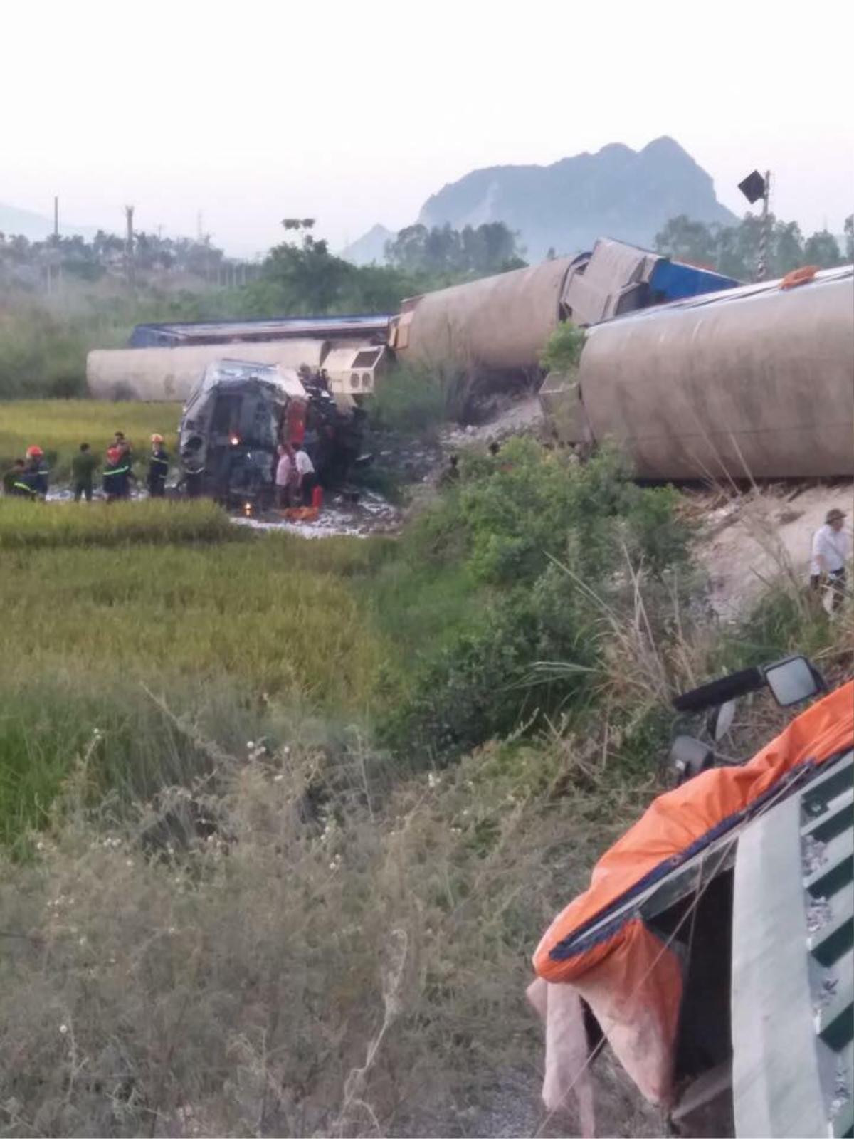 Tai nạn đường sắt kinh hoàng, 2 lái tàu tử vong mắc kẹt trong khoang lái, 10 người bị thương Ảnh 1