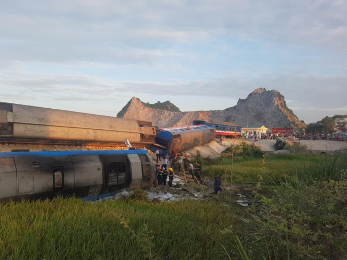 Hiện trường kinh hoàng vụ lật 8 toa tàu hỏa, 2 lái tàu tử vong mắc kẹt trong buồng lái Ảnh 4