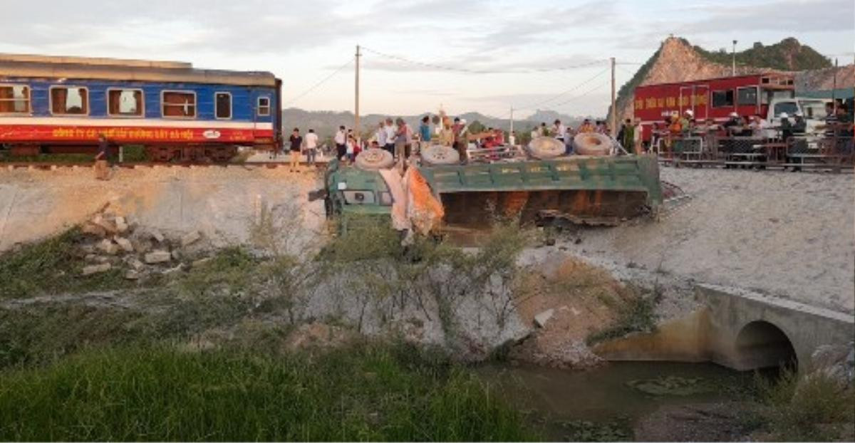 Hiện trường kinh hoàng vụ lật 8 toa tàu hỏa, 2 lái tàu tử vong mắc kẹt trong buồng lái Ảnh 2