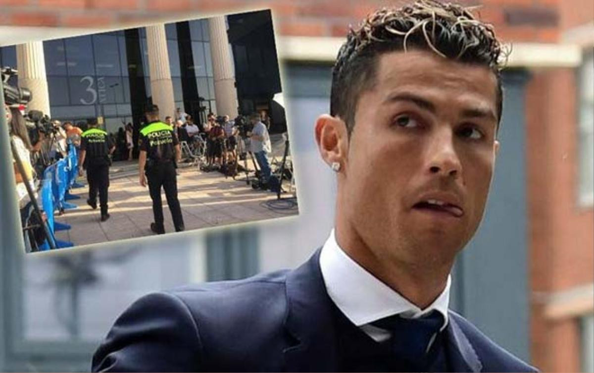 C.Ronaldo bị bao vây bởi hàng loạt cảnh sát có súng Ảnh 1