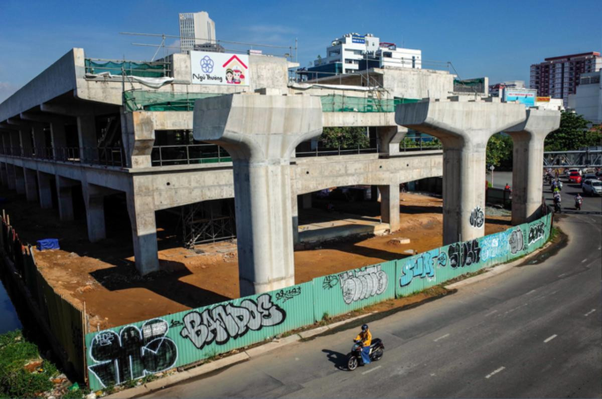 Trụ tuyến metro đầu tiên của TP HCM bị bôi bẩn Ảnh 9