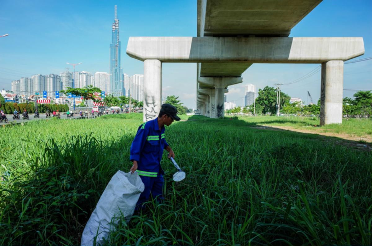 Trụ tuyến metro đầu tiên của TP HCM bị bôi bẩn Ảnh 8