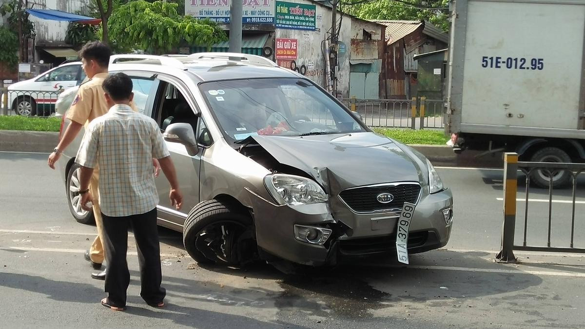 Ô tô nổ lốp mất lái húc văng dải phân cách ở Sài Gòn Ảnh 1