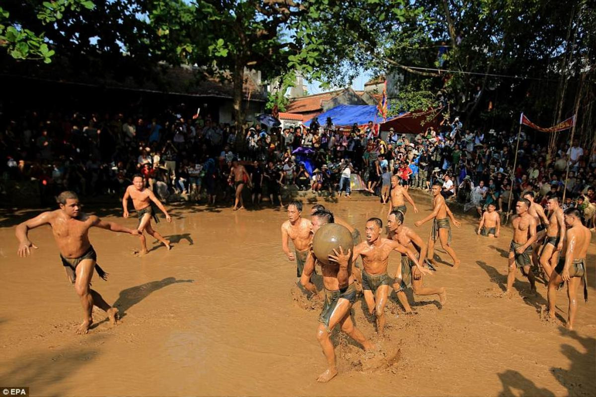 Hàng chục trai làng vật cầu bùn trong lễ hội nổi tiếng ở Bắc Giang lên báo Anh Ảnh 5