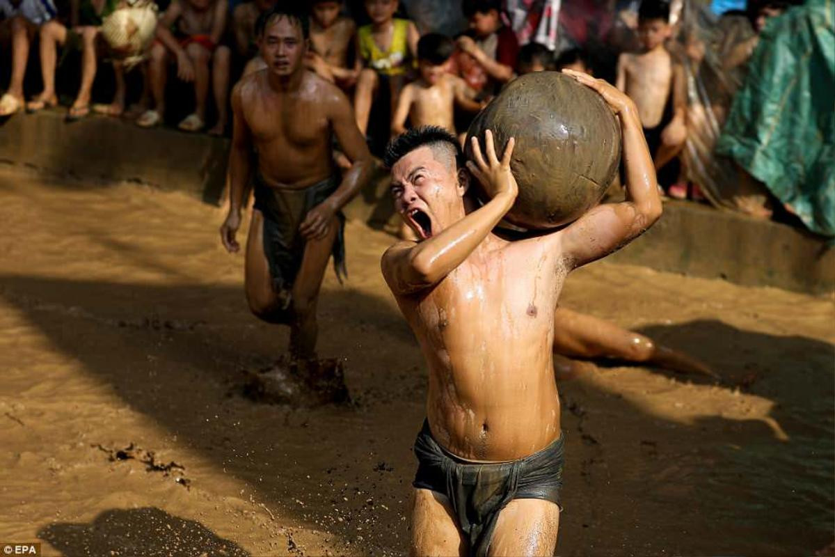 Hàng chục trai làng vật cầu bùn trong lễ hội nổi tiếng ở Bắc Giang lên báo Anh Ảnh 3