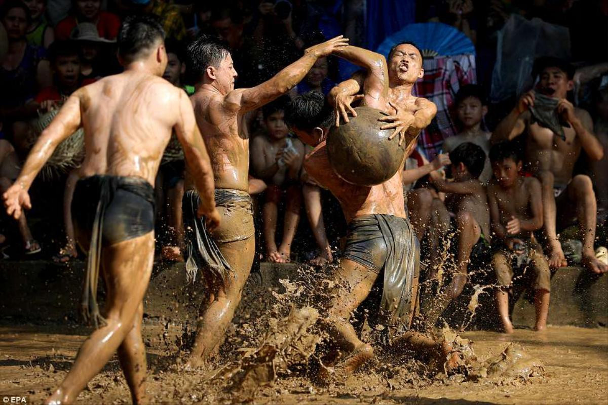 Hàng chục trai làng vật cầu bùn trong lễ hội nổi tiếng ở Bắc Giang lên báo Anh Ảnh 7