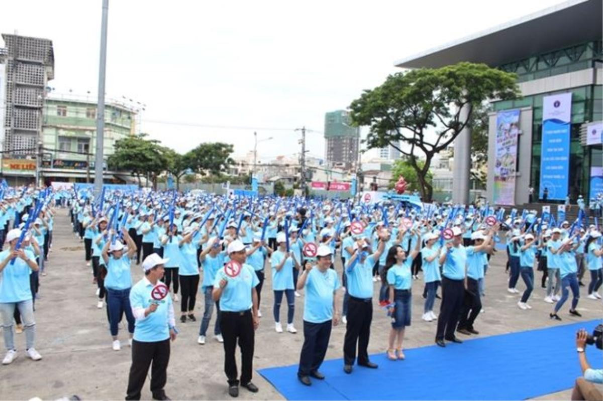 1.000 bạn trẻ đồng diễn truyền thông điệp ‘không hút thuốc lá' Ảnh 2