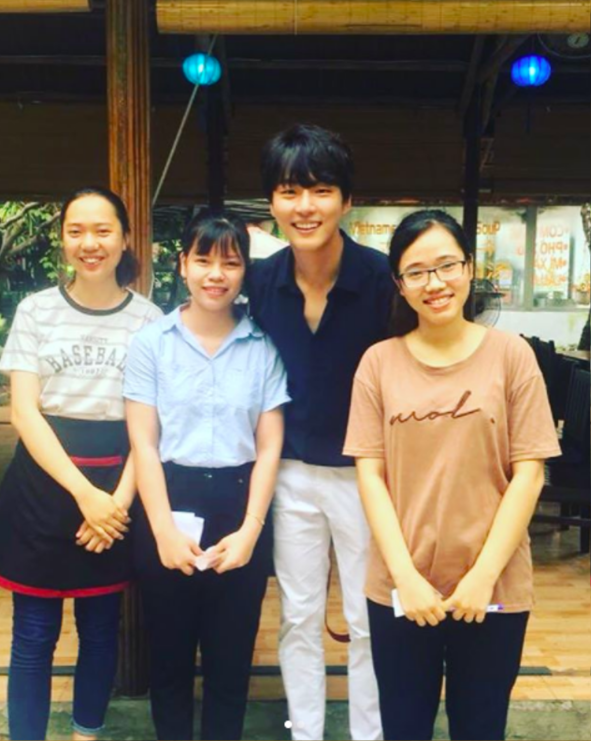 Đến Đà Nẵng nghỉ dưỡng cùng đoàn phim, Yoon Si Yoon thân thiện selfie cùng fan Việt Ảnh 2