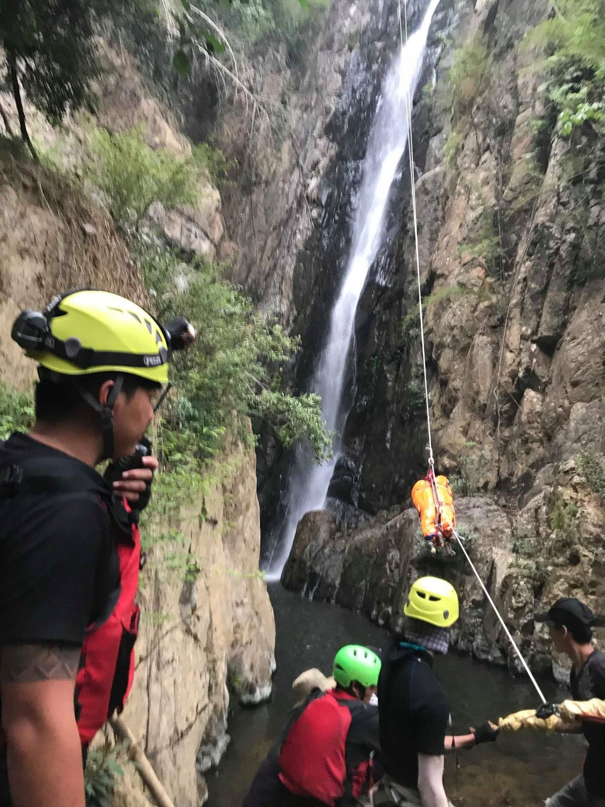 Đoàn cứu hộ kể lại hành trình khốc liệt suốt 3 ngày tìm cách đưa thi thể phượt thủ Thi An Kiện ra khỏi thác Lao Phào để về với gia đình Ảnh 9