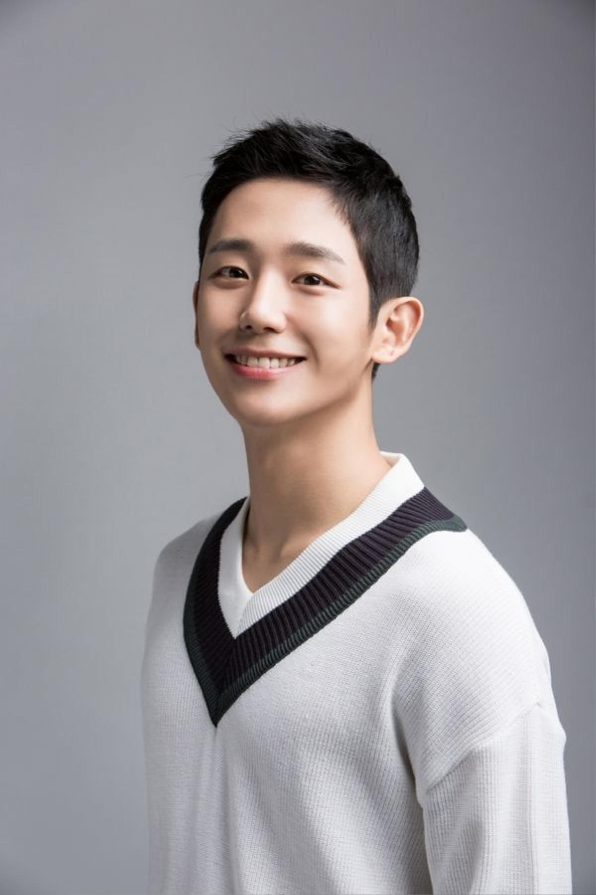 Sau khi lên tiếng về scandal tranh vị trí tại Baeksang 2018, Jung Hae In bị netizen Hàn cho rằng thiếu thành khẩn, giả tạo Ảnh 1