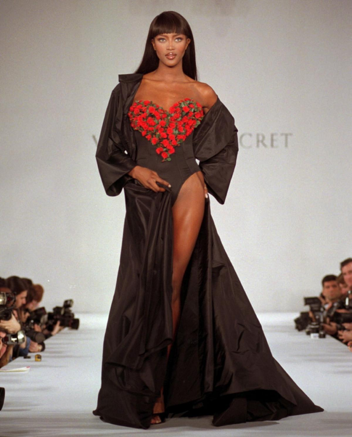 'Siêu mẫu thế kỉ' Naomi Campbell gây sốt khi bí mật đến Việt Nam Ảnh 14