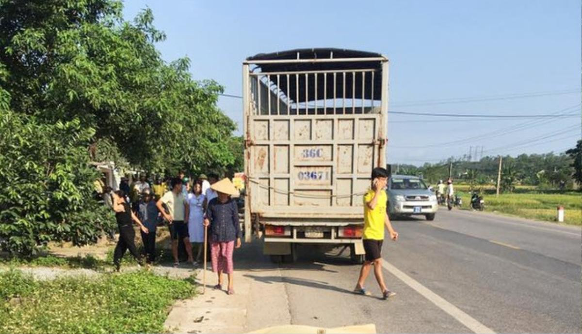 Khởi tố, tạm giam tài xế điều khiển xe tải khiến vợ chồng sản phụ tử vong Ảnh 1