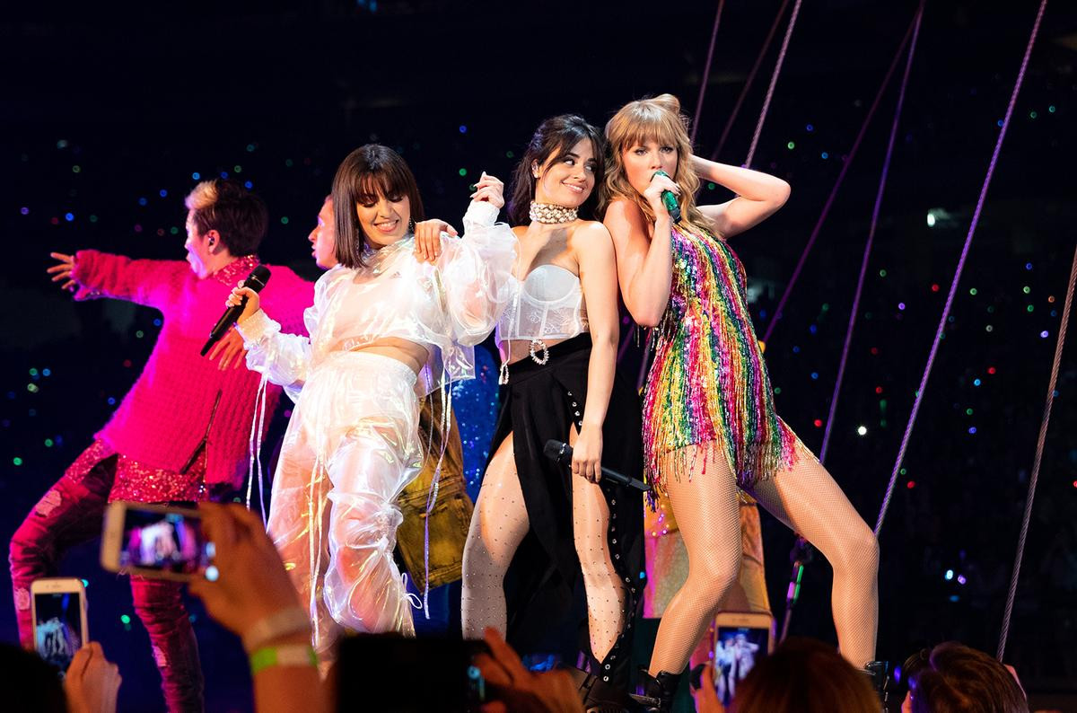 'Quẩy' một mình chưa đủ, Taylor Swift còn dắt díu cả hội bạn thân đến 'Reputation Tour' cơ! Ảnh 1