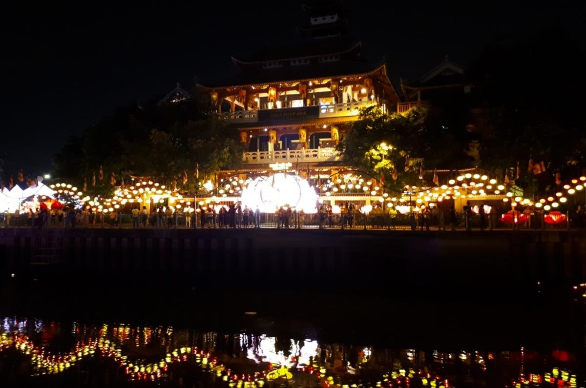 'Dòng sông hoa' lung linh trong mùa lễ Phật đản 2018 tại Sài Gòn Ảnh 3