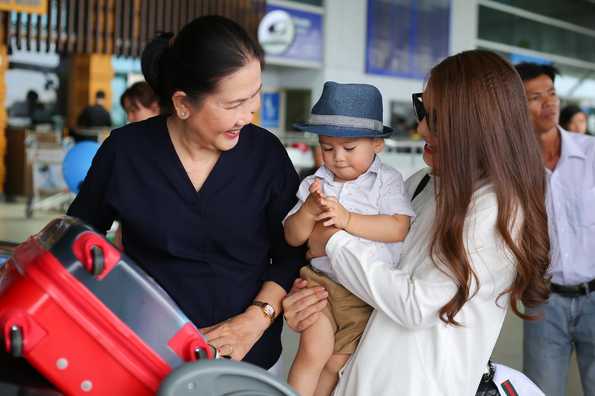 Gia đình Thanh Bình - Ngọc Lan gây 'náo loạn' sân bay vì quá đáng yêu Ảnh 6