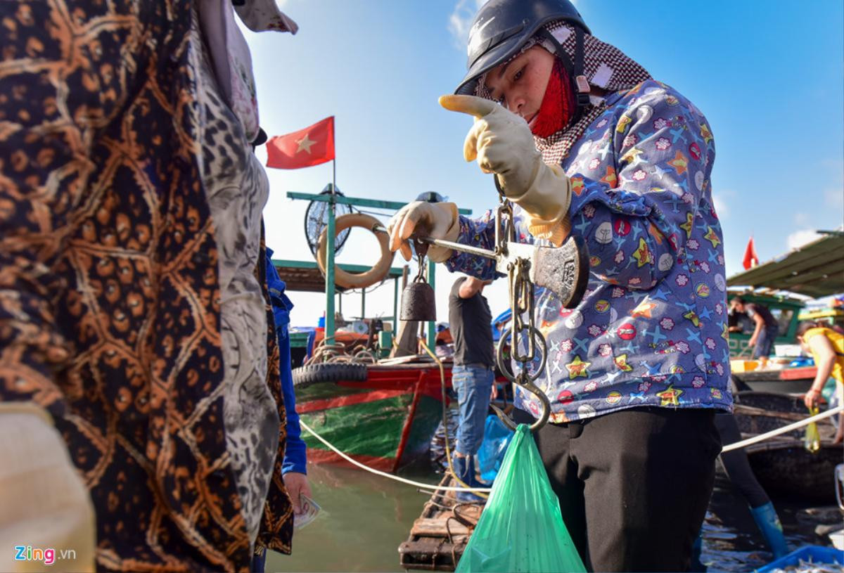 Chợ cá Bến Do nhộn nhịp lúc bình minh Ảnh 8