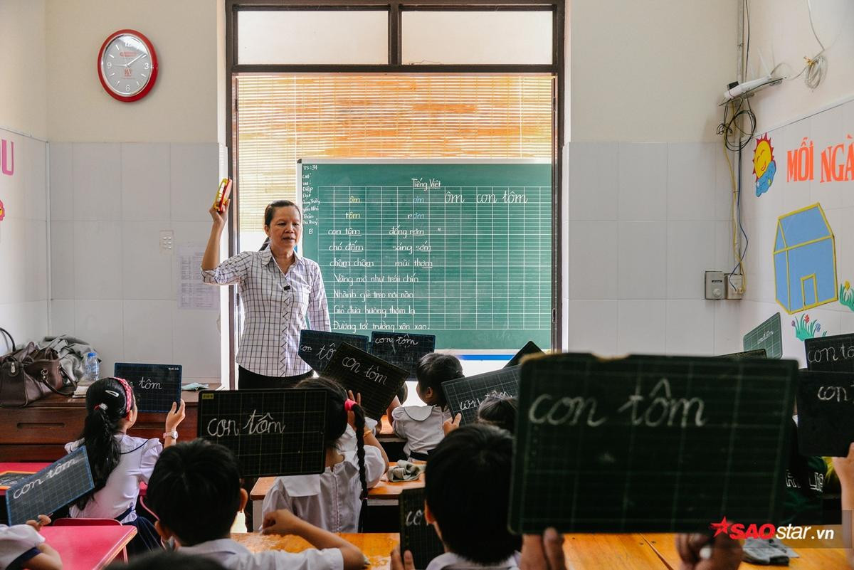 Những đứa trẻ chân đất ngày ngày theo học con chữ ở Sài Gòn Ảnh 1