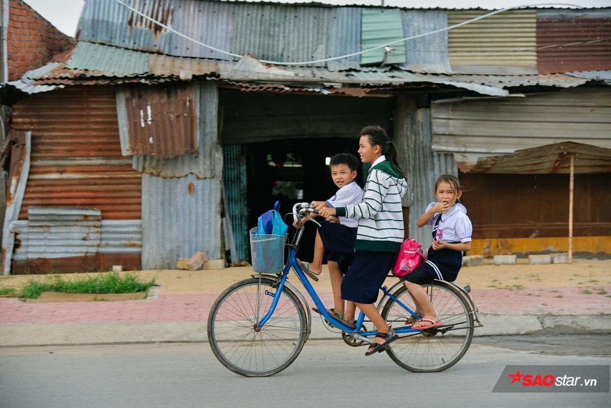 Những đứa trẻ chân đất ngày ngày theo học con chữ ở Sài Gòn Ảnh 13