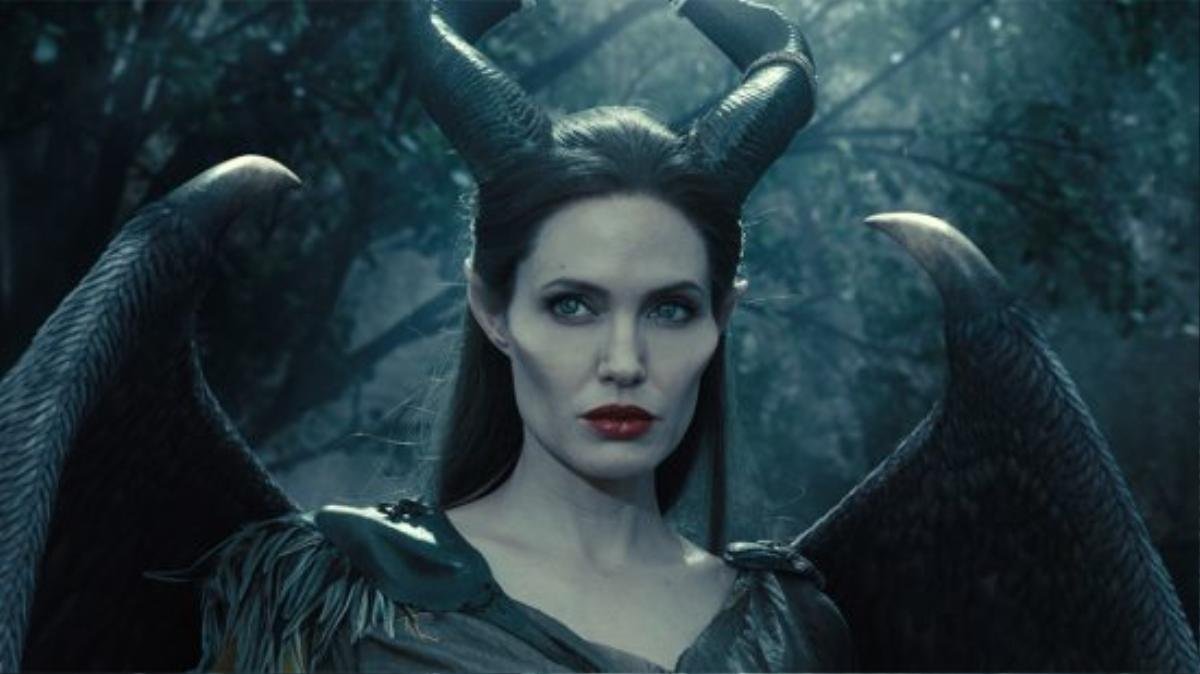 'Công chúa Aurora' Elle Fanning và 'Tiên Hắc Ám' Angelina Jolie nhí nhố trên phim trường 'Maleficent 2' Ảnh 2