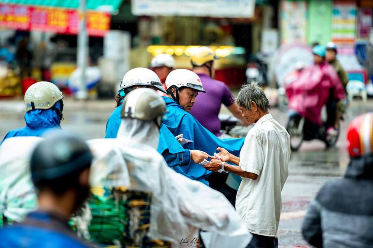 Xúc động trước hình ảnh cụ ông bán vé số mếu máo giữa dòng người tấp nập 'chạy mưa' ở Sài Gòn Ảnh 6