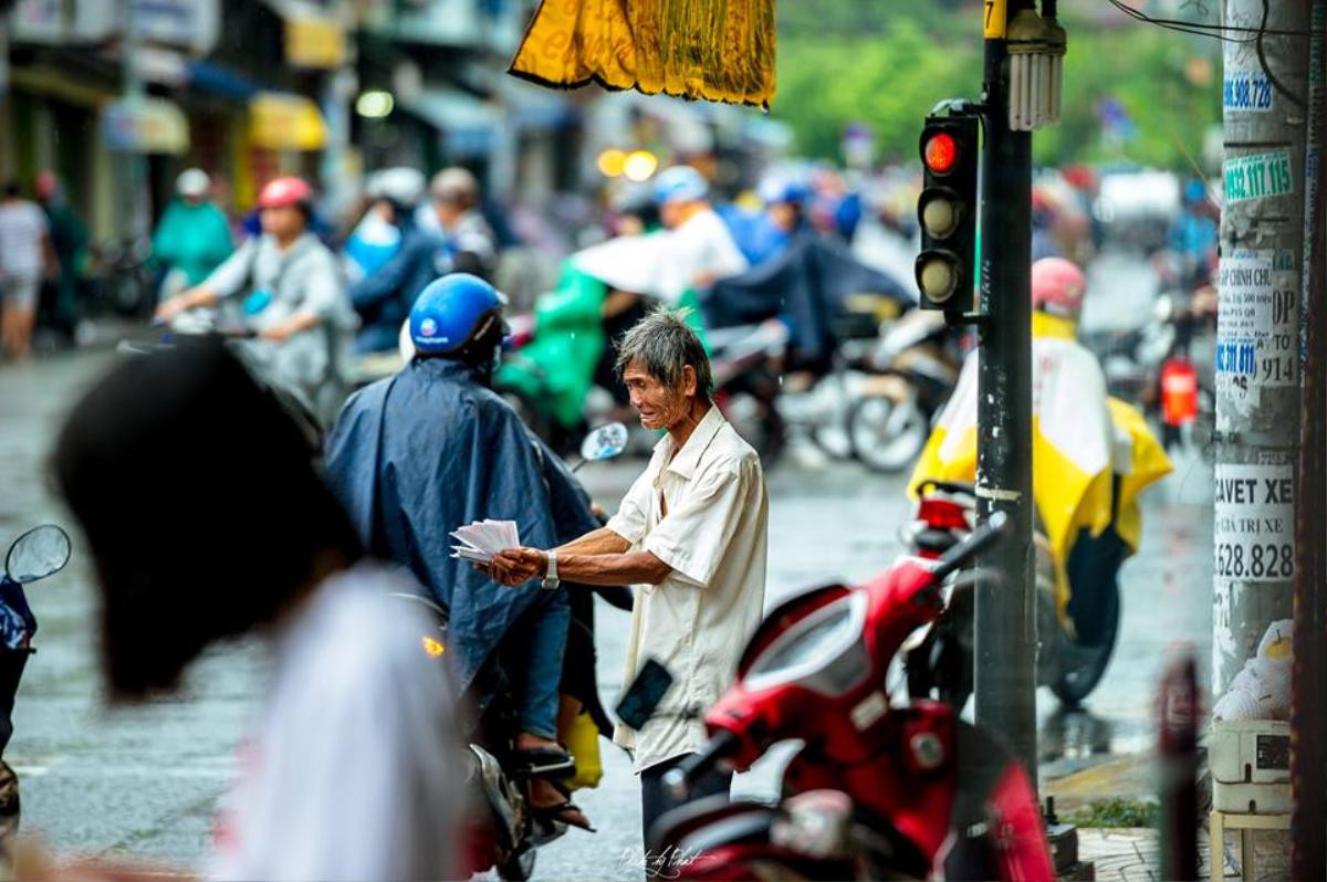 Xúc động trước hình ảnh cụ ông bán vé số mếu máo giữa dòng người tấp nập 'chạy mưa' ở Sài Gòn Ảnh 7