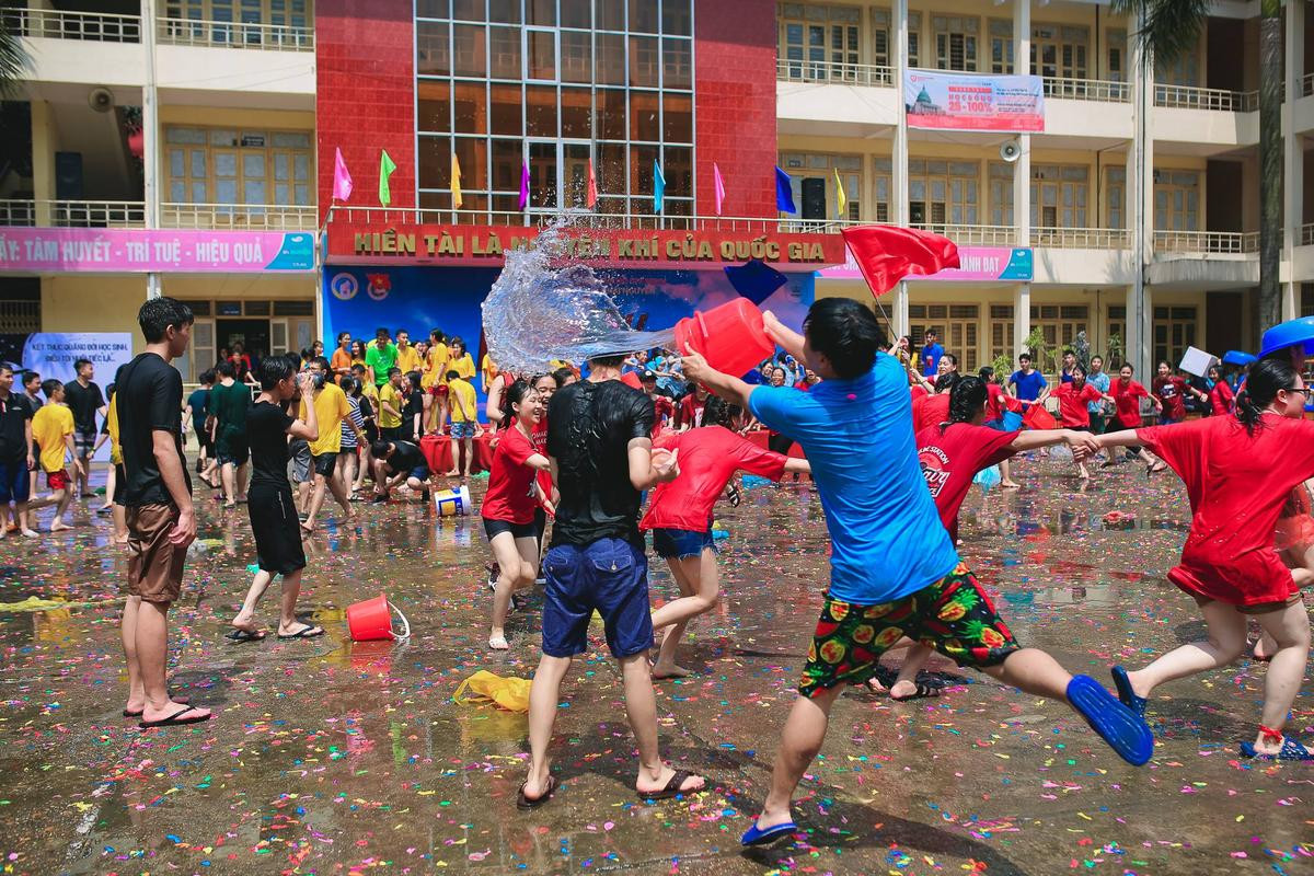 Ai dễ thương như thầy hiệu trưởng ấy: Quẩy tanh bành, cười thả ga để học sinh ném bóng nước ướt người Ảnh 5