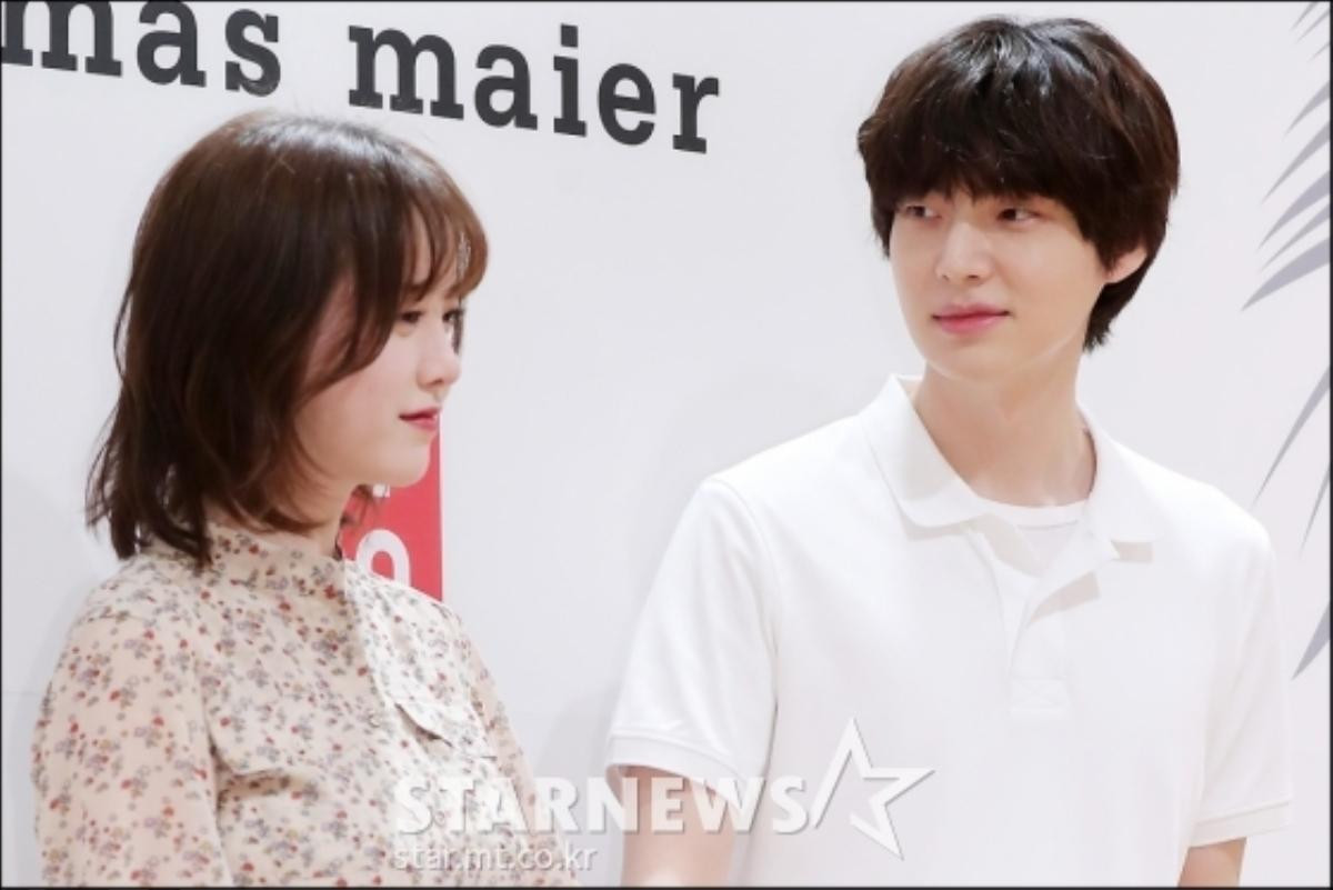 Lâu lắm mới xuất hiện cùng nhau, Ahn Jae Hyun mải đắm chìm vào nhan sắc của 'nàng cỏ' Goo Hye Sun Ảnh 10