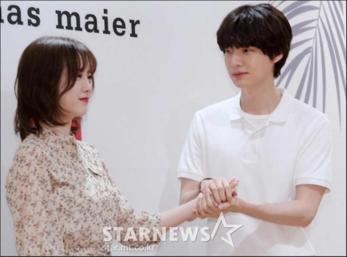 Lâu lắm mới xuất hiện cùng nhau, Ahn Jae Hyun mải đắm chìm vào nhan sắc của 'nàng cỏ' Goo Hye Sun Ảnh 1