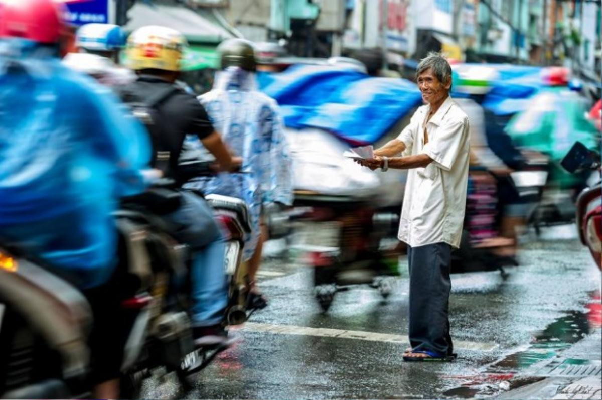 Phía sau bức ảnh 'ông cụ khóc trong mưa' là câu chuyện về lão 'khờ' 20 năm bán vé số ở Sài Gòn Ảnh 1