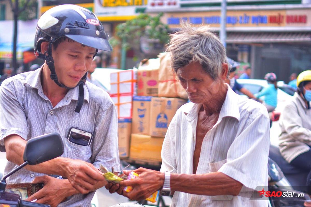 Phía sau bức ảnh 'ông cụ khóc trong mưa' là câu chuyện về lão 'khờ' 20 năm bán vé số ở Sài Gòn Ảnh 7