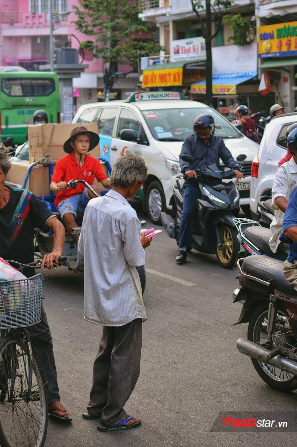 Phía sau bức ảnh 'ông cụ khóc trong mưa' là câu chuyện về lão 'khờ' 20 năm bán vé số ở Sài Gòn Ảnh 9