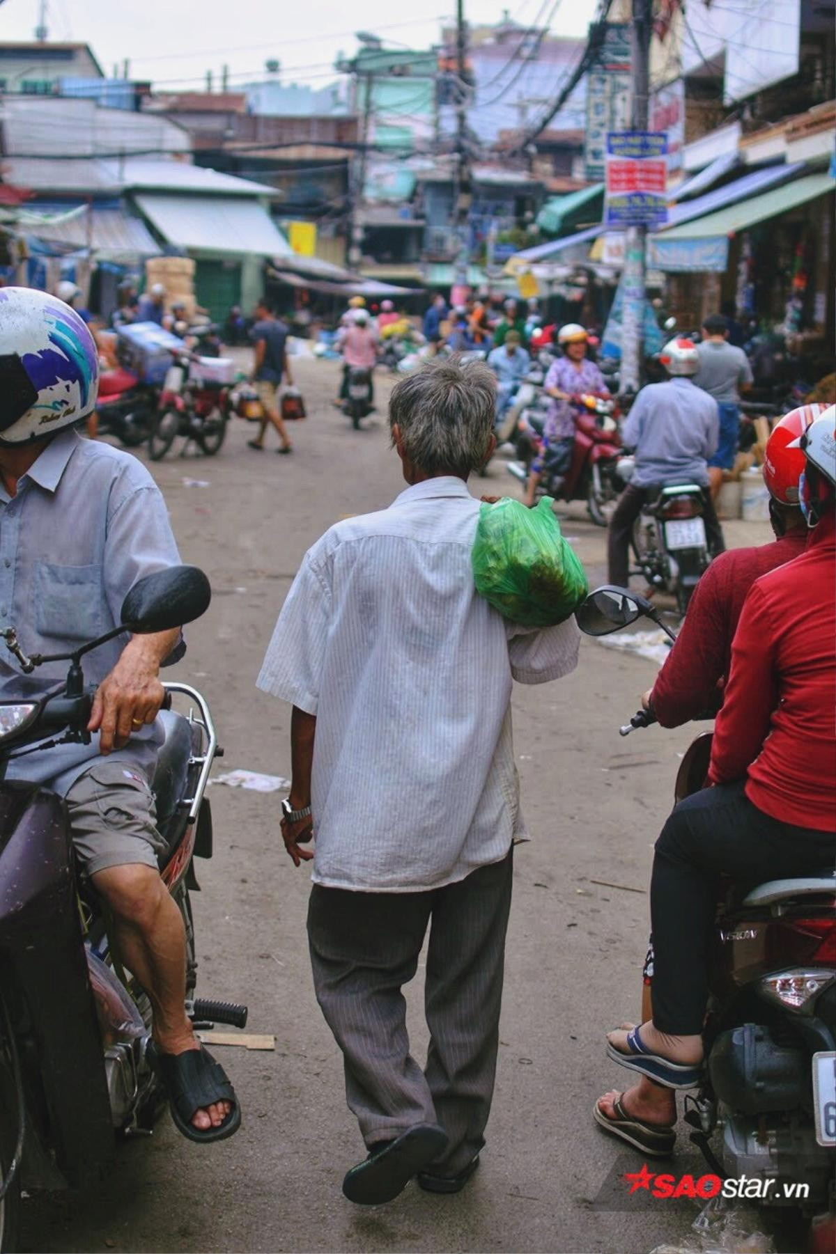 Phía sau bức ảnh 'ông cụ khóc trong mưa' là câu chuyện về lão 'khờ' 20 năm bán vé số ở Sài Gòn Ảnh 11