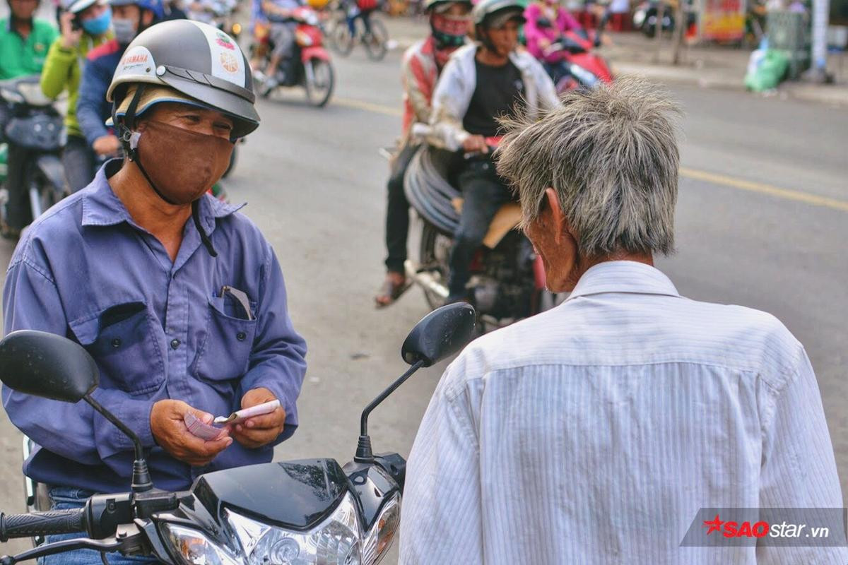 Phía sau bức ảnh 'ông cụ khóc trong mưa' là câu chuyện về lão 'khờ' 20 năm bán vé số ở Sài Gòn Ảnh 6