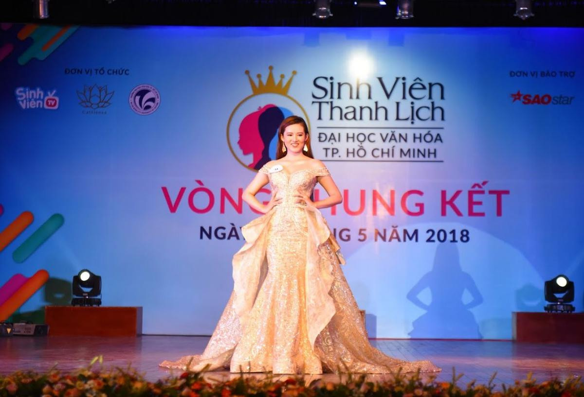 Chung kết Sinh viên thanh lịch ĐH Văn hóa TP.HCM: Ngắm dàn trai xinh gái đẹp đọ sắc trong thiết kế áo dài - dạ hội của NTK Cao Hùng Ảnh 8