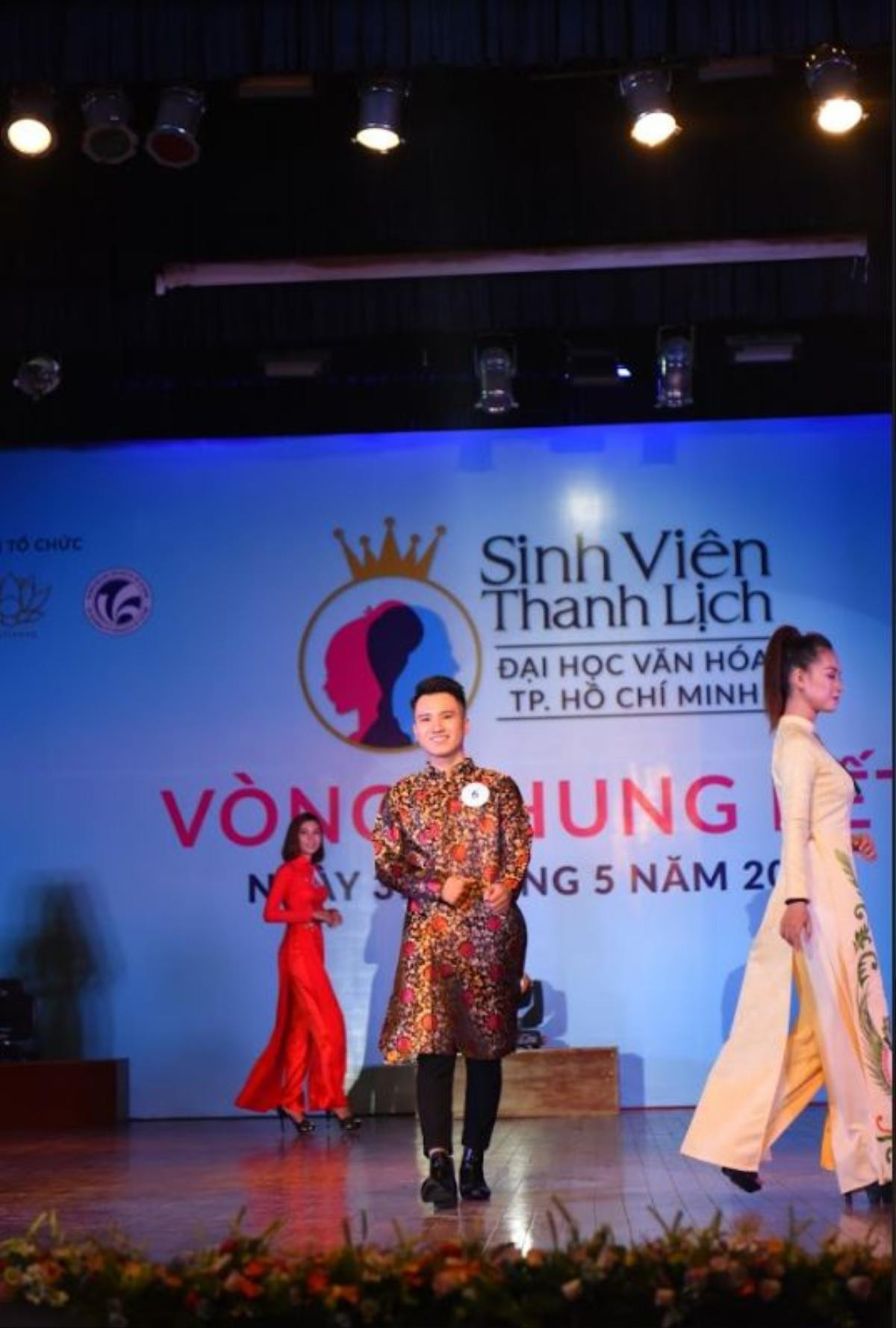 Chung kết Sinh viên thanh lịch ĐH Văn hóa TP.HCM: Ngắm dàn trai xinh gái đẹp đọ sắc trong thiết kế áo dài - dạ hội của NTK Cao Hùng Ảnh 1