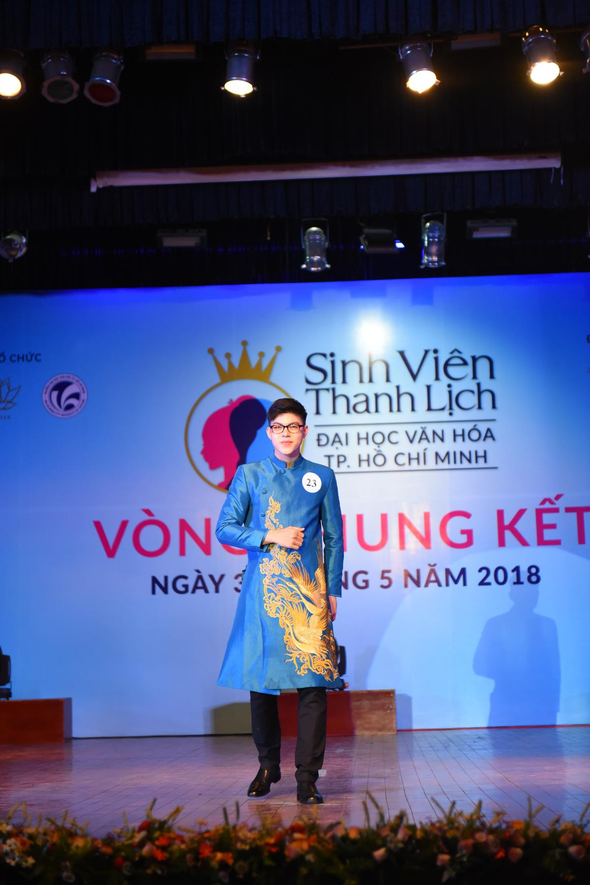 Chung kết Sinh viên thanh lịch ĐH Văn hóa TP.HCM: Ngắm dàn trai xinh gái đẹp đọ sắc trong thiết kế áo dài - dạ hội của NTK Cao Hùng Ảnh 5