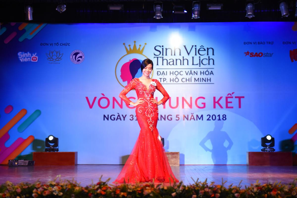 Chung kết Sinh viên thanh lịch ĐH Văn hóa TP.HCM: Ngắm dàn trai xinh gái đẹp đọ sắc trong thiết kế áo dài - dạ hội của NTK Cao Hùng Ảnh 11