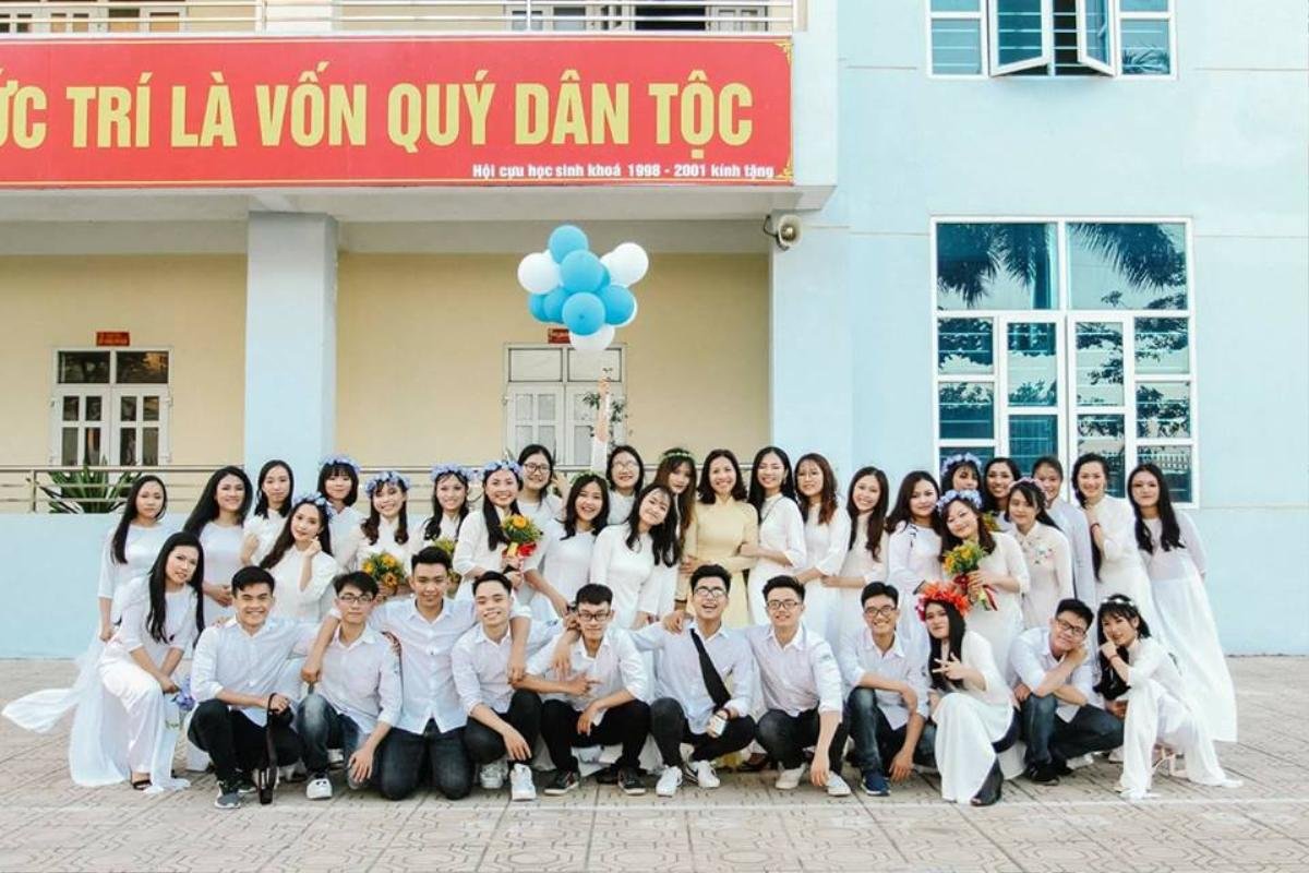 Em trai Sơn Tùng M- TP chạy khắp sân trường ôm bạn học trong lễ bế giảng: 'Mình có thể ôm cậu lần cuối không?' Ảnh 2